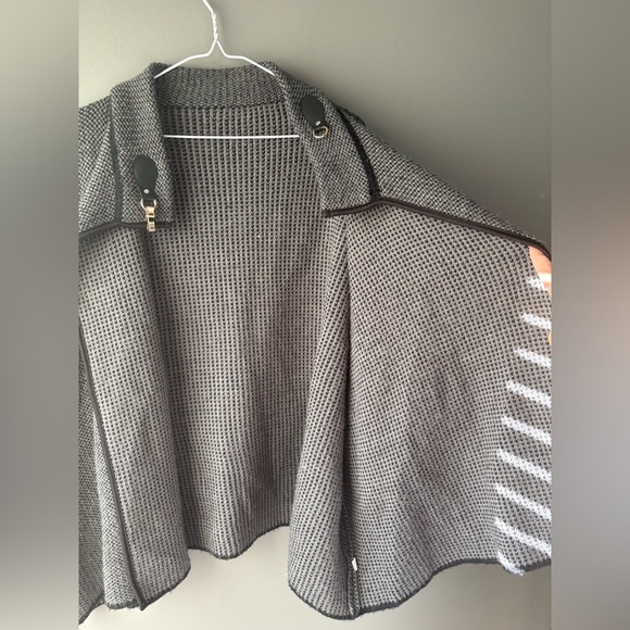 Women Sweater Knit Cape with Gold Buckle Fashion Jacket Shawl Poncho size M - Picture 4 of 7